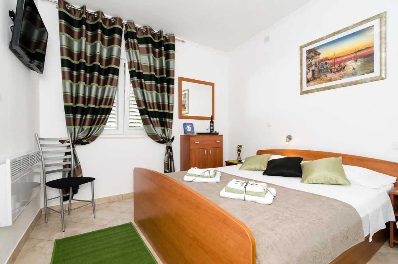 Apartment And Room Kapelica Ragusa Esterno foto